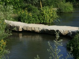 Naturnaher Brückenschlag über den Fischpass