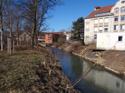 Foto ehemaliger Bestand: Blick flussaufwärts bei der Heiligkreuzschule vor dem Bau