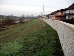 Hochwasser-Mauer Uferstraße