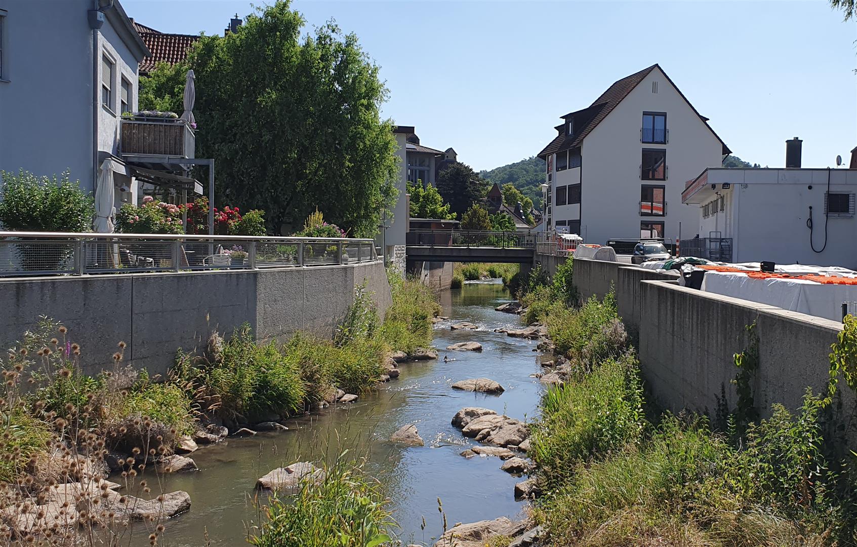Foto: Neu erstellte Mauern mit strukturiertem Flussbett