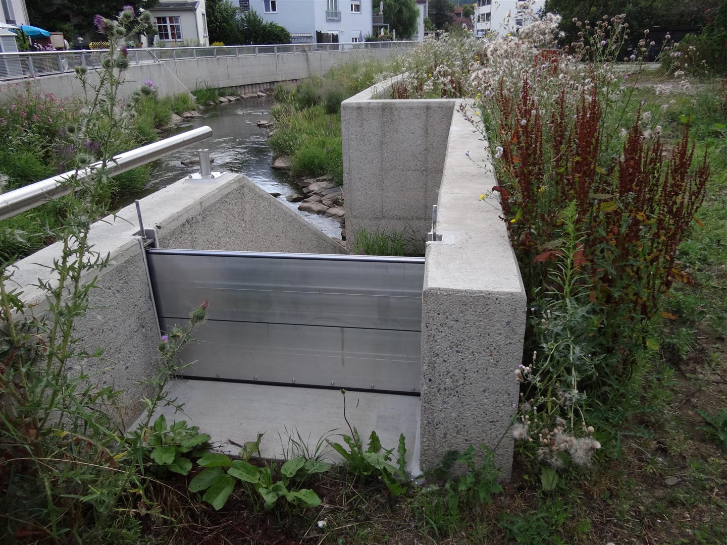 Foto: Treppenabgang mit eingebauten Dammbalken 