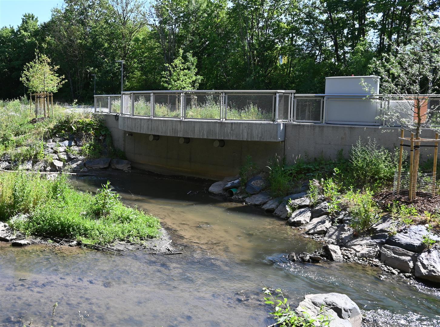 Foto: Das fertige Pumpwerk mit den zugehörigen Schaltkästen