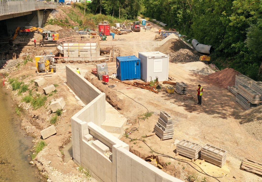 Foto: Pumpwerk und HWS-Mauern im Bau
