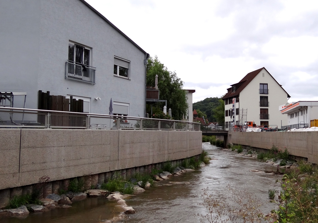 Foto: Neu erstellte Mauern mit strukturiertem Flussbett
