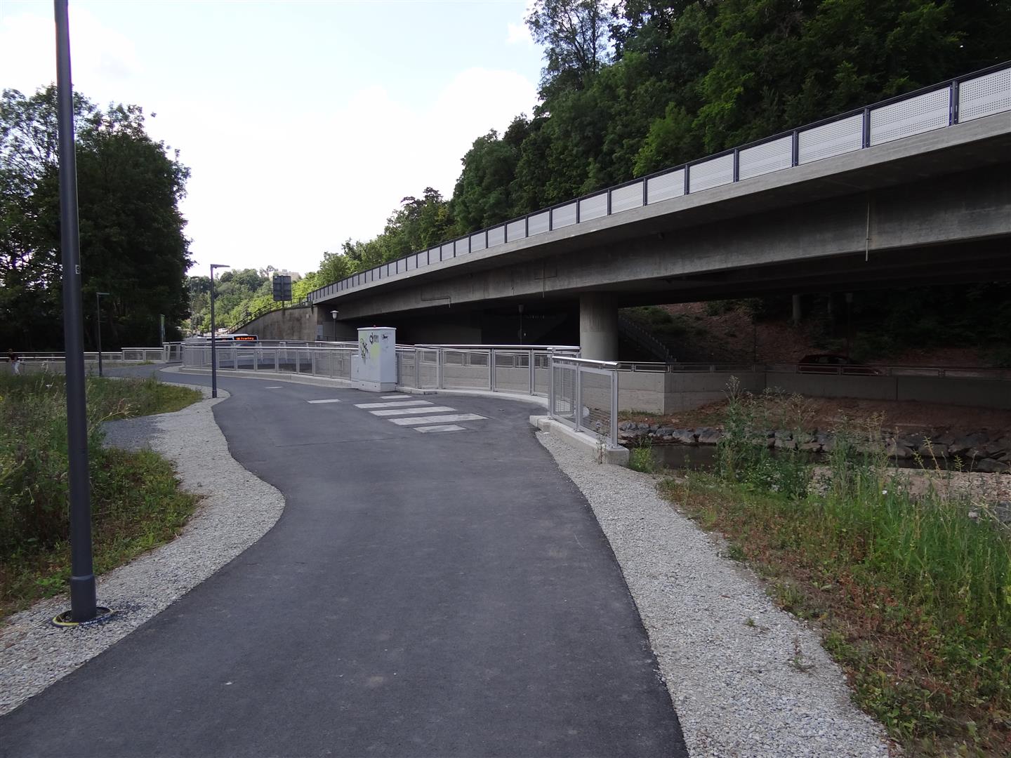 Foto: Blick auf den Geh- und Radweg mit Pumpwerk