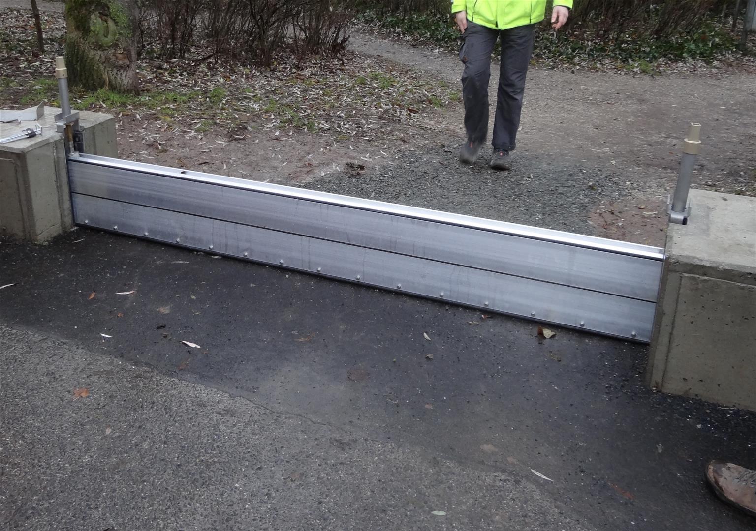 Foto: Maueröffnung mit eingebauten Dammbalken