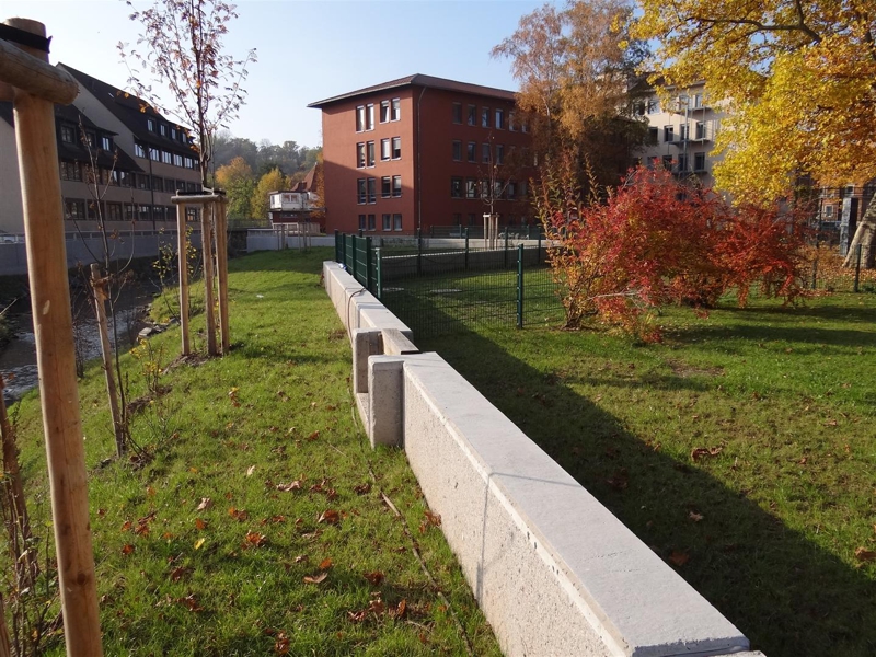 Zurückgesetzte Mauer mit Dammbalkenverschluss