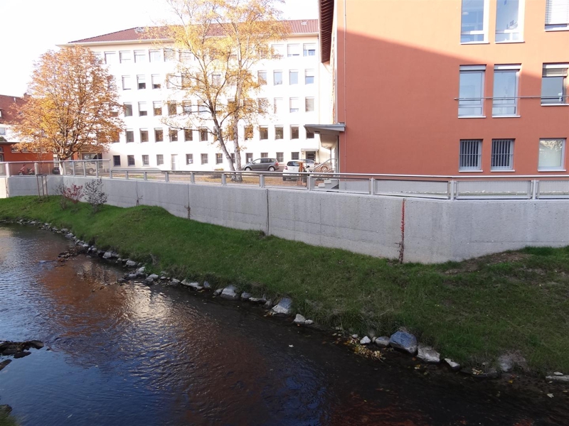 Ansicht einer Mauer am Gewässer