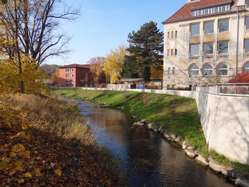 Die Schutzmauern an der Schule nach der Fertigstellung