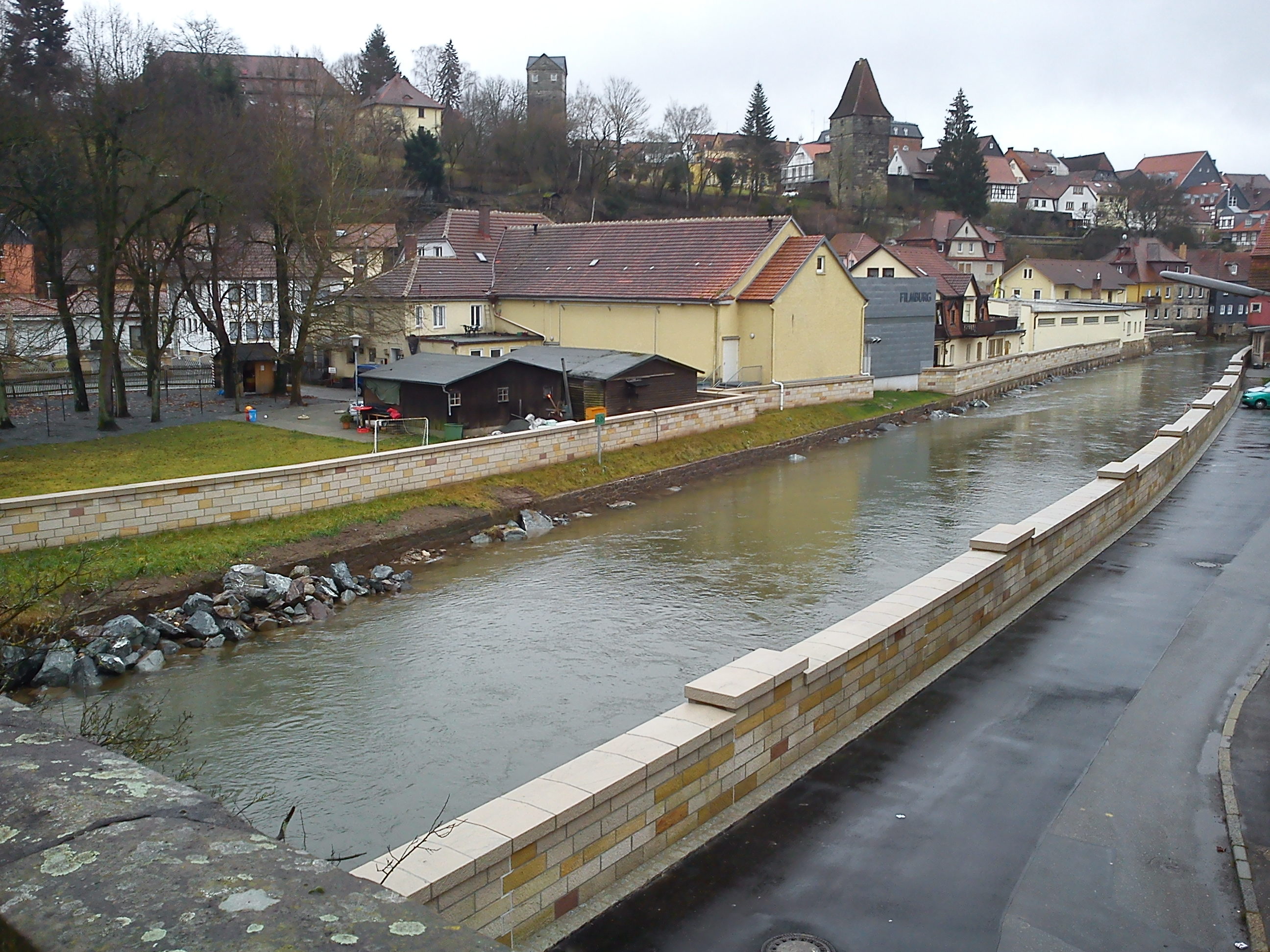 Neu gebaute und erhöhte Hochwasserschutzmauern Neu gebaute und erhöhte Hochwasserschutzmauern