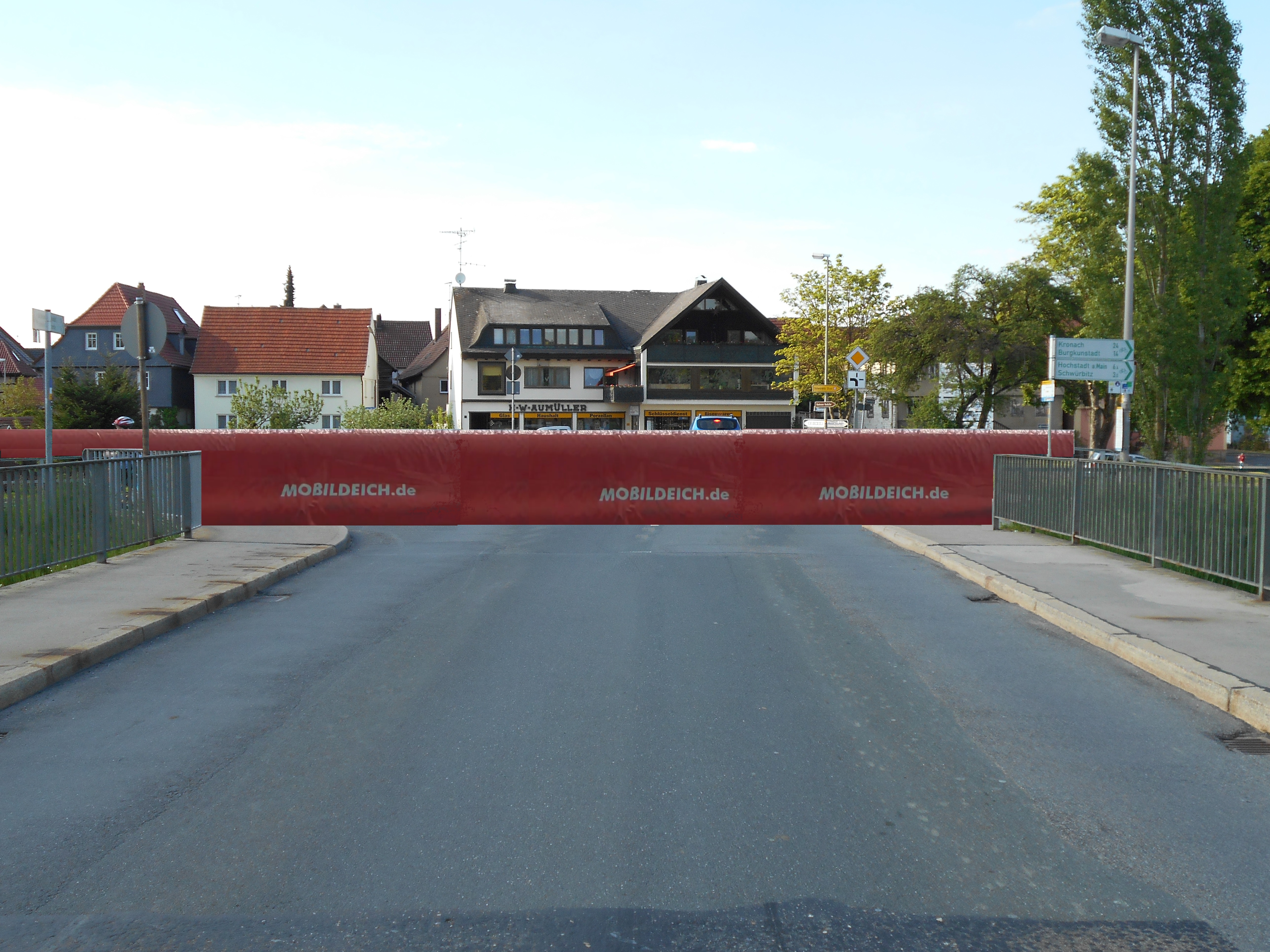 Hochwasserschutzmauer bei der Mainbrücke Hochwasserschutzmauer bei der Mainbrücke