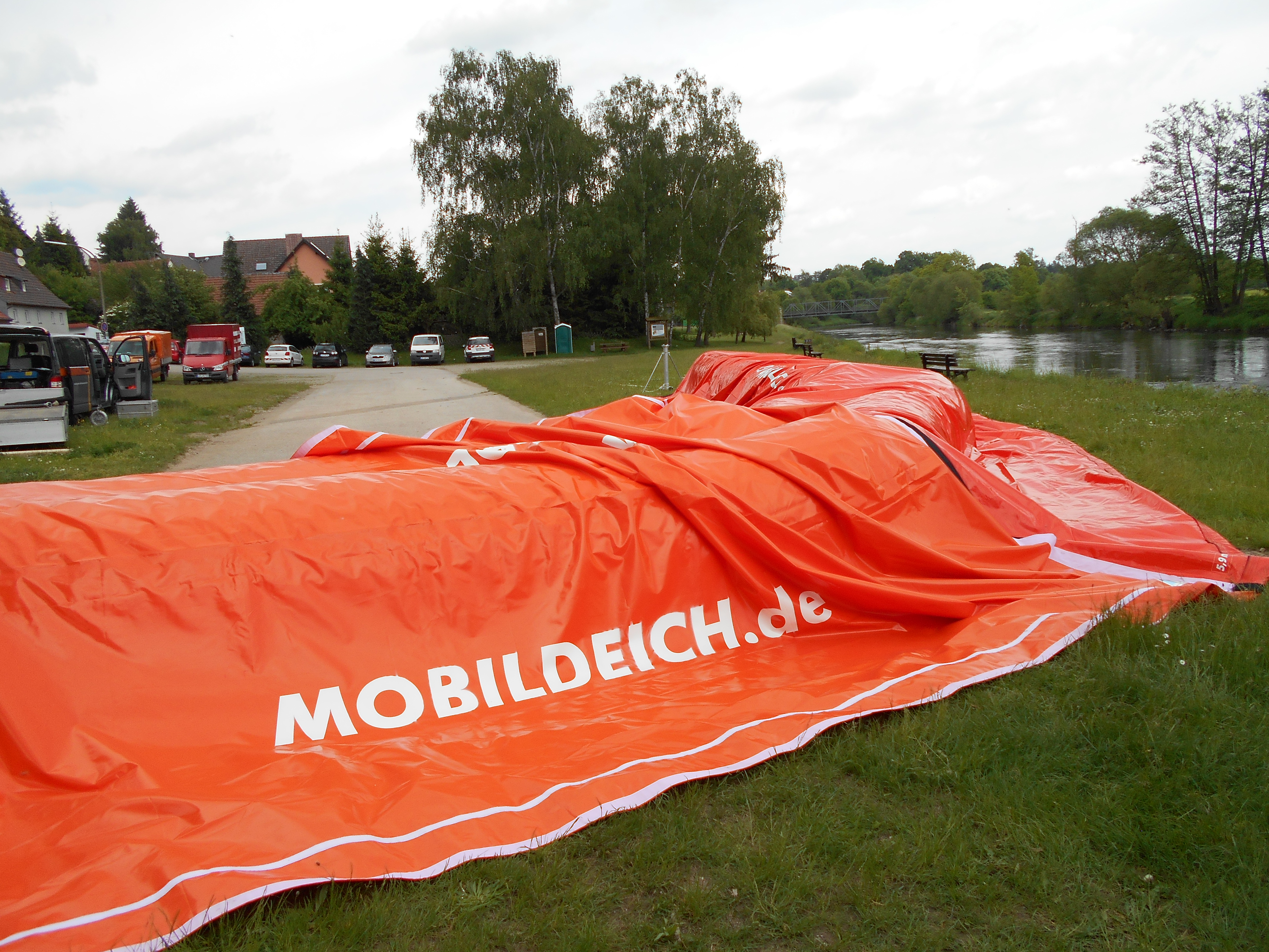 Der Mobildeich beim Testaufbau Der Mobildeich beim Testaufbau