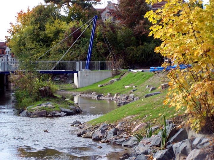 Pylonsteg und Inselstrukturen in der Röden Pylonsteg und Inselstrukturen in der Röden